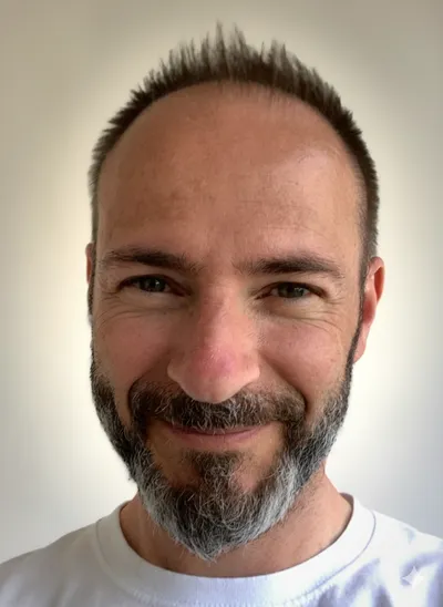 Photo de Cedric Beau, sophrologue en formation, souriant et accueillant