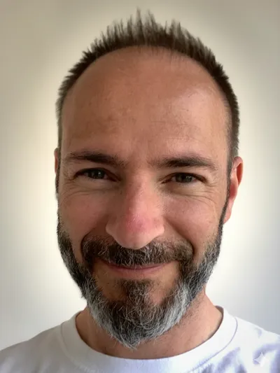 Photo de Cedric Beau, sophrologue en formation, souriant et accueillant